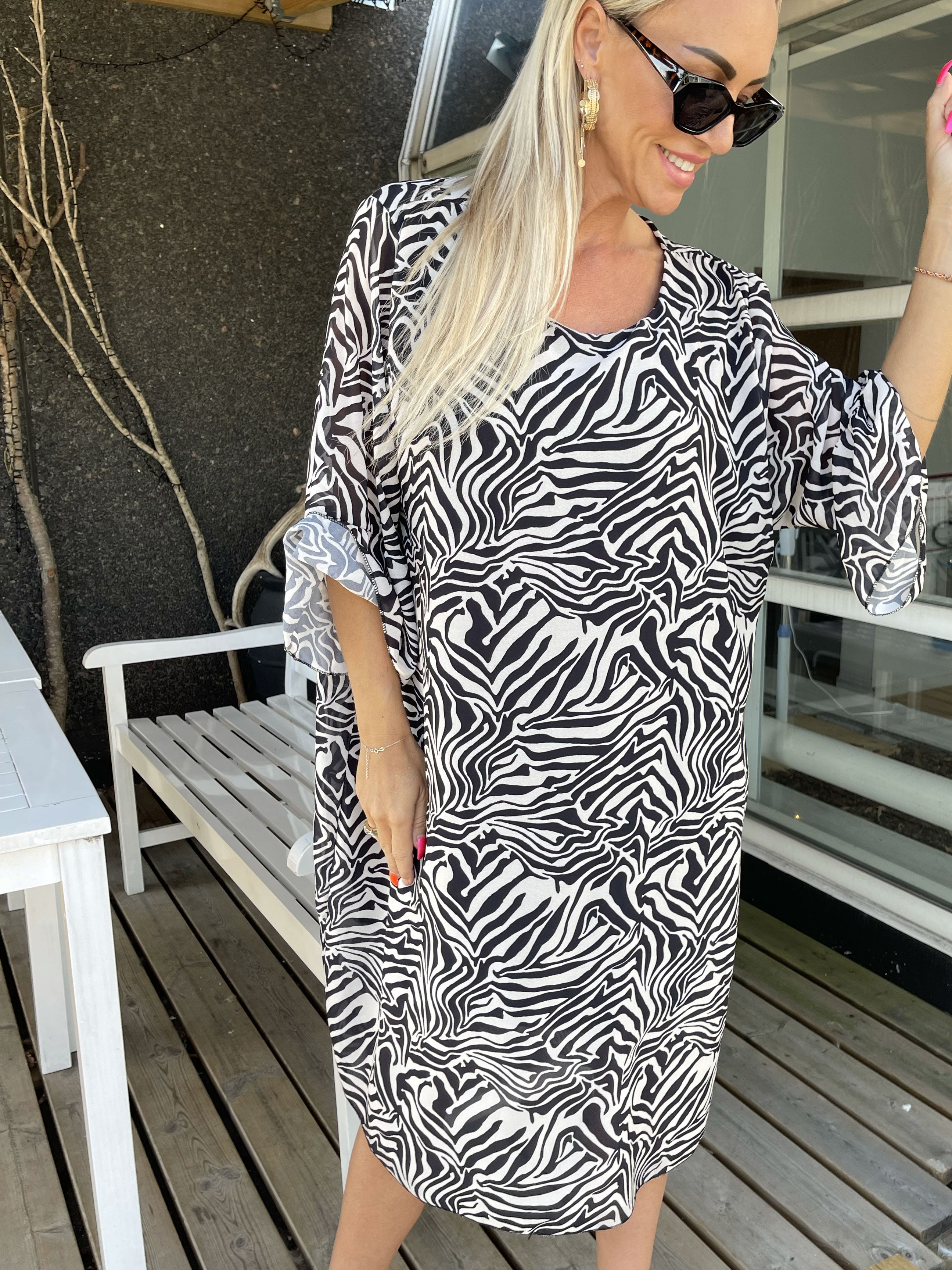 Olive - Klänning med zebramönster